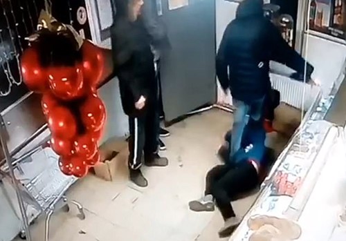 بالفيديو.. لحظة مقتل رجل تأخر في التحدث مع عاملة «الكاشير»