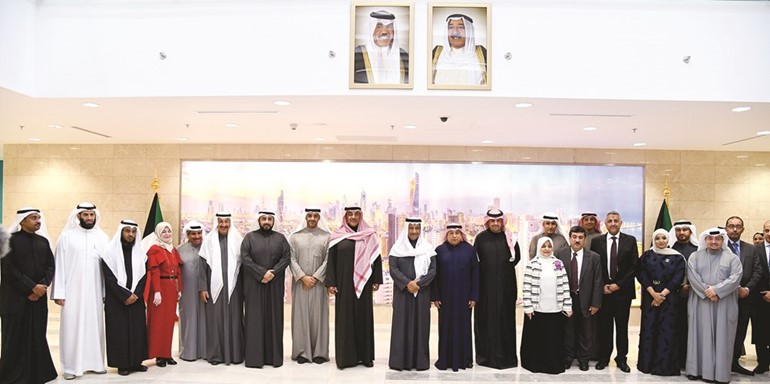 سمو الشيخ جابر المبارك والشيخ صباح الخالد والشيخ خالد الجراح والشيخ محمد العبدالله وأنس الصالح وحسام الرومي وهند الصبيح مع الشيخ د.باسل الصباح ود.مصطفى رضا وعدد من قيادات وزارة الصحة﻿