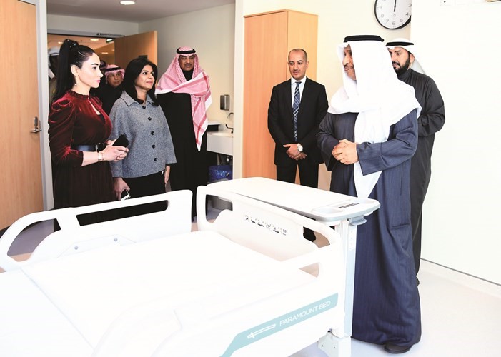 المبارك يتفقد أحد أجنحة المستشفى بحضور الشيخ د.باسل الصباح ود.فاطمة العسومي ود.علي العلندا ود.رجاء دشتي﻿