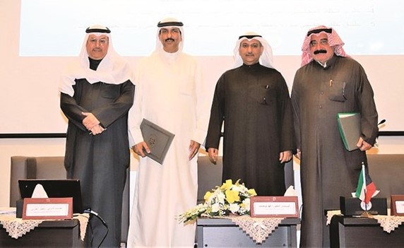 المستشاران عويد الثويمر ود.فهد أبو صليب ود.إبراهيم الحمود وناصر العنزي﻿