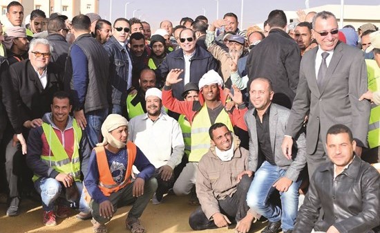 جانب من زيارة الرئيس عبدالفتاح السيسي لعدد من المشروعات التنموية بمنطقة هضبة الجلالة﻿