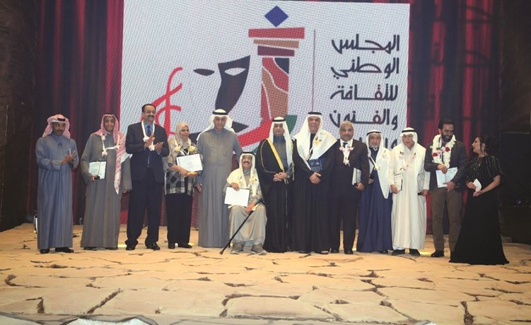 الأمين العام للمجلس م.علي اليوحة والأمين المساعد لقطاع الفنون د.بدر الدويش يتوسطان المكرمين في الدورة ١٩ لمهرجان الكويت المسرحي﻿