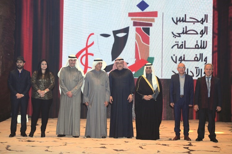 ومع مدير المهرجان أحمد التتان وأعضاء لجنة التحكيم ﻿