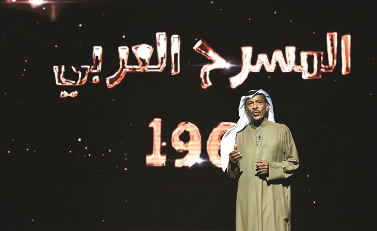 الفنان القدير عبدالعزيز الحداد مستعرضا تاريخ المسرح في الكويت﻿