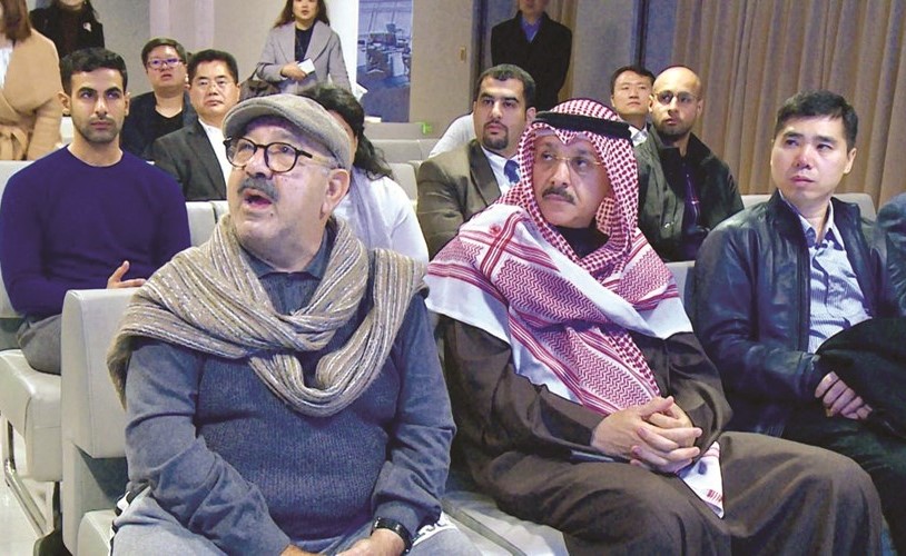 الشيخ ناصر صباح الأحمد والسفير سميح حيات والسفير الصيني خلال الزيارة﻿