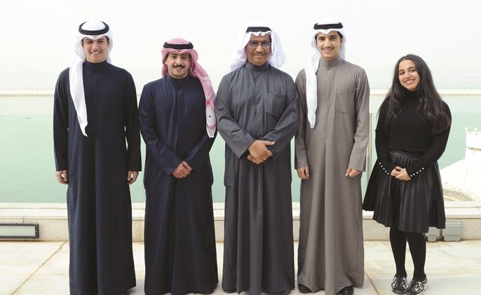 سمو رئيس الوزراء الشيخ جابر المبارك خلال استقباله وفد اتحاد الطلبة ﻿