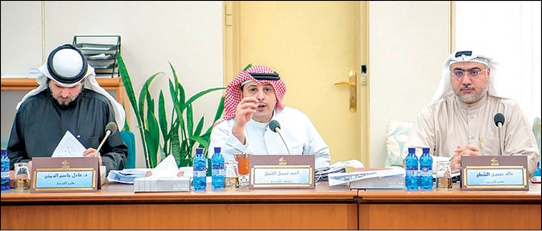 خالد الشطي واحمد الفضل ود. عادل الدمخي خلال اجتماع لجنة الاولويات