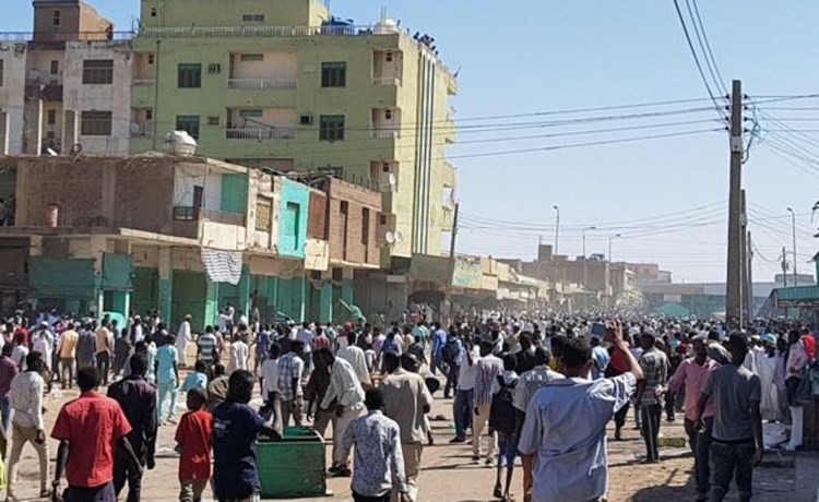 جانب من الاحتجاجات في مدينة القضارف امس-(انترنت) ﻿