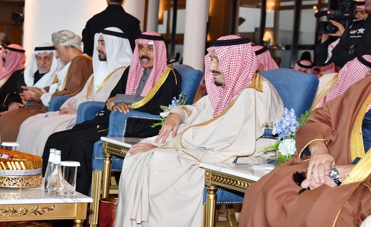 خادم الحرمين الشريفين الملك سلمان بن عبدالعزيز يرعى افتتاح المهرجان الوطني للتراث والثقافة بحضور ممثل صاحب السمو الأمير الشيخ صباح الأحمد سمو ولي العهد الشيخ نواف الأحمد ونائب رئيس الحرس الوطني الشيخ مشعل الأحمد والوفود الرسمية المشاركة ﻿