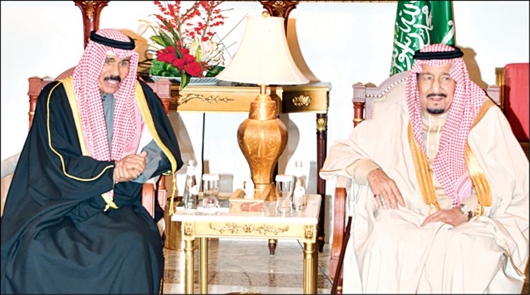 خادم الحرمين الشريفين خلال استقبال ممثل صاحب السمو الأمير الشيخ صباح الأحمد سمو ولي العهد الشيخ نواف الأحمد