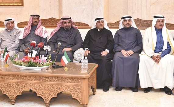 الشيخ خالد الفهد يتوسط الحضور في ديوانية فيصل العمر﻿