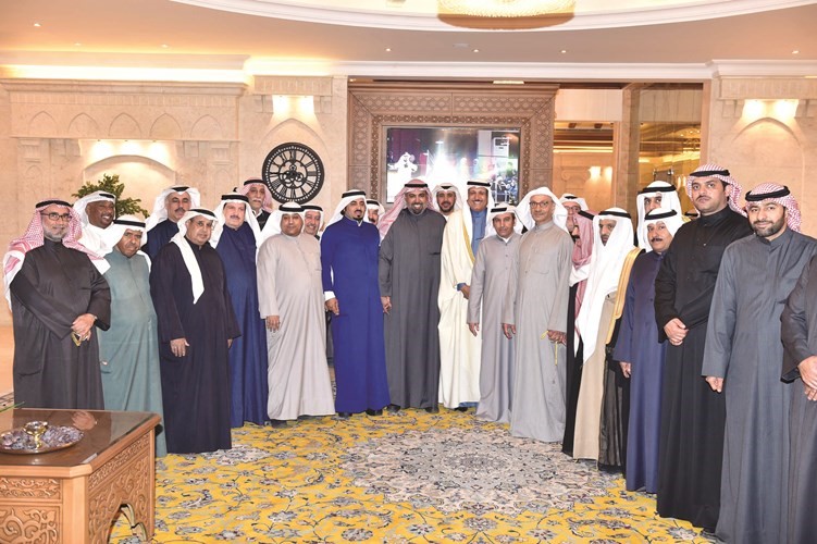 الشيخ خالد الفهد يتوسط فيصل العمر والشاعر حماد العجمي وضيوف الديوان	 (متين غوزال)﻿