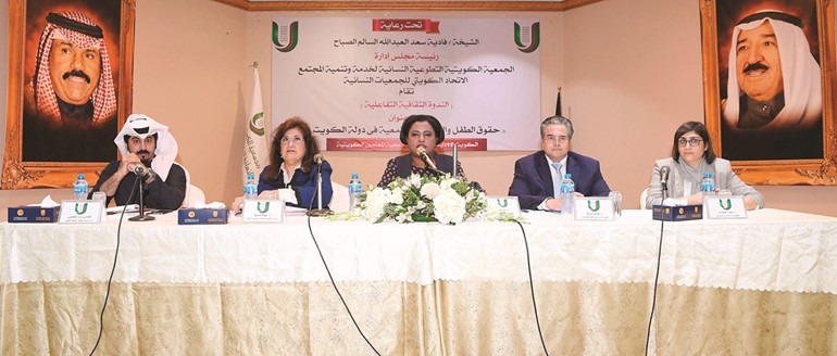 د.هيلة المكيمي ود.سهام الفريح ود.طارق الشيخ والمحامي بدر العجمي ود.سمية حميدان خلال الندوة﻿