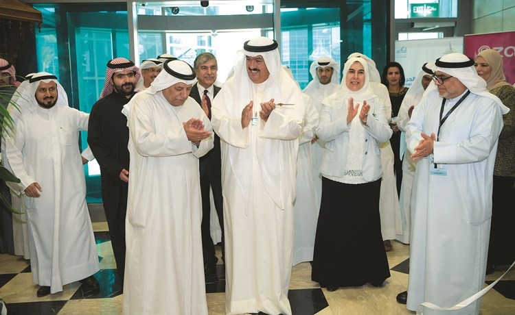 د.علي المضف خلال جولته في المعرض﻿