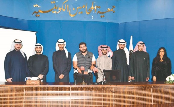 أعضاء قائمة الراية وعدد من الحضور خلال المؤتمر الصحافي	(قاسم باشا)﻿