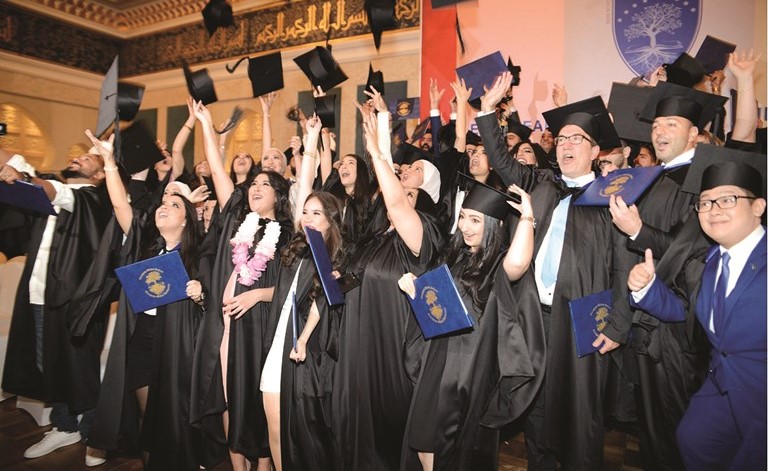 دفعة 2017/ 2018 من طلبة الجامعة الأوروبية العالمية - باريس في الكويت يحتفلون بالتخرج﻿