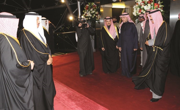 سمو ولي العهد الشيخ نواف الأحمد لدى عودته إلى البلاد وفي استقباله سمو رئيس الوزراء الشيخ جابر المبارك﻿