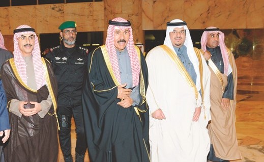 سمو ولي العهد الشيخ نواف الأحمد خلال مغادرته السعودية وفي وداعه الشيخ ثامر الجابر ﻿