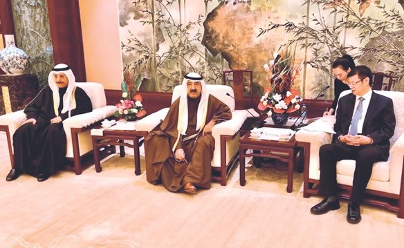 الشيخ ناصر صباح الأحمد مبعوث صاحب السمو خلال لقائه عمدة مدينة شنغهاي يانغ شيونيغبحضور السفير سميح جوهر حيات ﻿