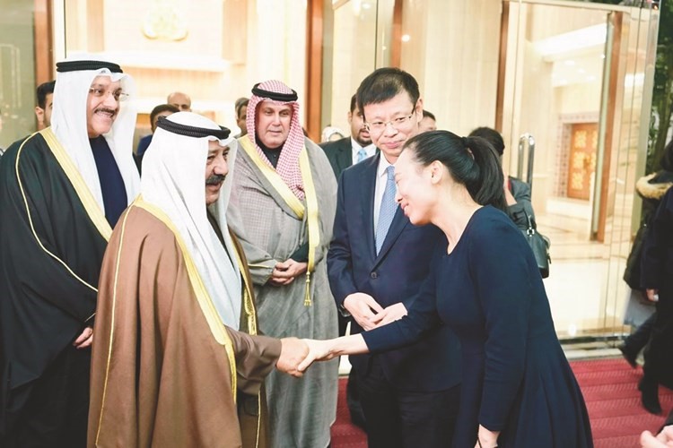 الشيخ ناصر صباح الأحمد مصافحا مستقبليه ﻿