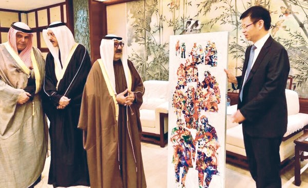 الشيخ ناصر صباح الأحمد خلال لقائه عمدة شنغهاي  يانغ شيونيغ بحضور السفير سميح جوهر حيات
