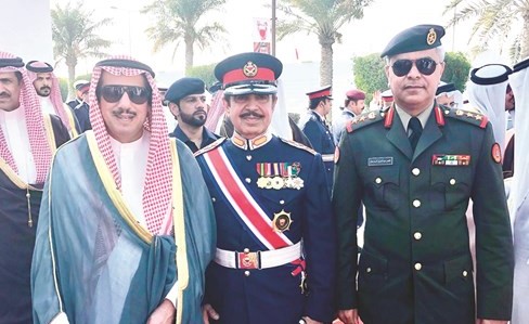 السفير الشيخ عزام الصباح والعقيد ناصر السمحان ووزير الداخلية البحريني الشيخ راشد آل خليفة خلال حفل التخرج﻿