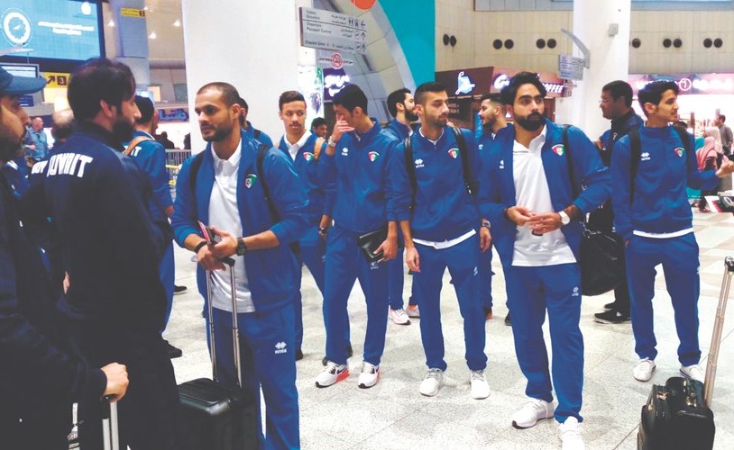 لاعبو المنتخب الوطني في المطار قبيل مغادرتهم الى دبي أمس﻿
