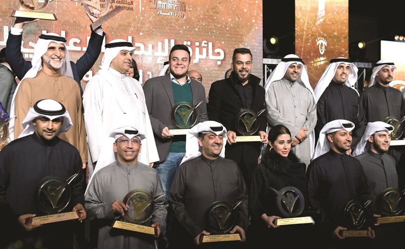 الجبري والخميس في لقطة جماعية مع الفائزين﻿