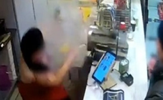 بالفيديو.. رجل يسكب ماء مغليا على وجه بائعة رفضت إطعامه بالمجان