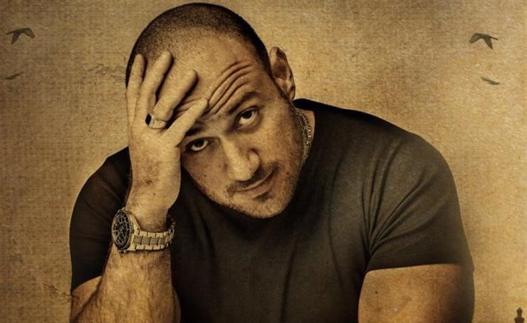 بالفيديو.. شاهدوا ماذا فعل أحمد مكي مع الببغاء الخاص به؟