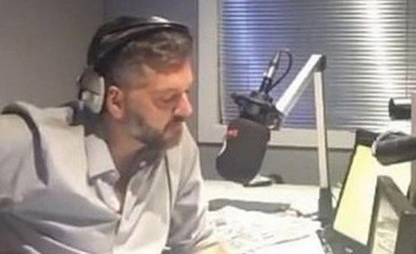 مذيع ينقذ حياة رجل أراد الانتحار خلال برنامج إذاعي