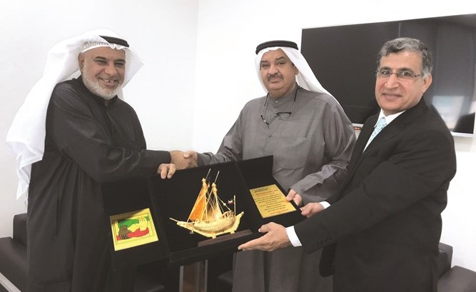 عدنان عبدالوهاب النصف متسلما درعا تذكارية من الجمعية الخيرية للتضامن الاجتماعي﻿
