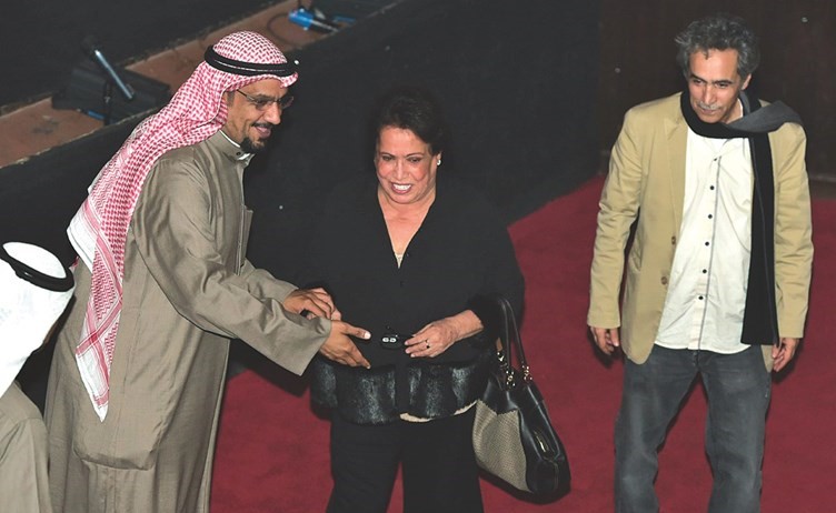 رئيس فرقة المسرح العربي أحمد الشطي ومخرج العرض موسى آرتي يستقبلان سيدة الشاشة الخليجية حياة الفهد﻿