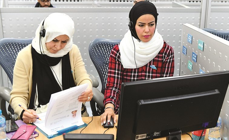 الروضان تستمع لمكالمات العملاء مع إحدى الكفاءات الشبابية في مركز الاتصال﻿