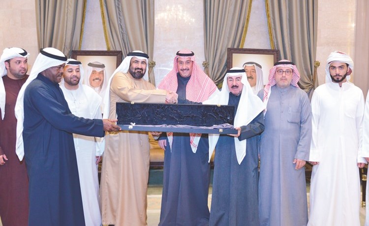 هدية تذكارية للسفير رحمة الزعابي﻿