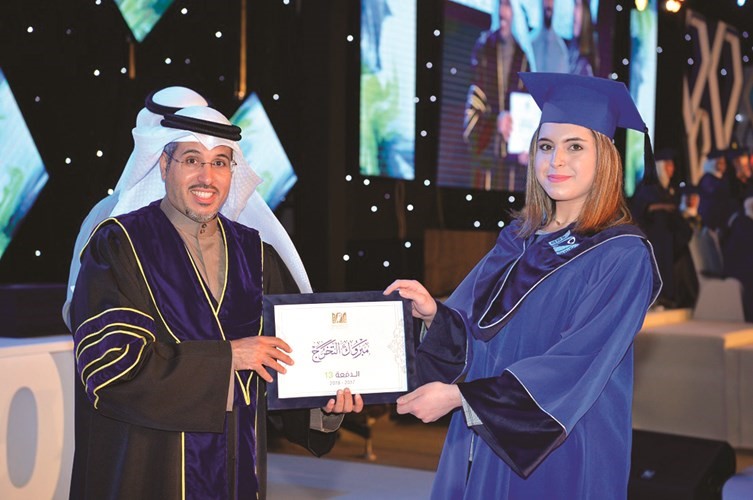 د.نايف المطيري خلال تكريم إحدى الطالبات﻿