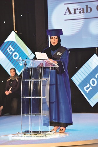 الطالبة دالية الشمري تلقي كلمة الخريجين﻿