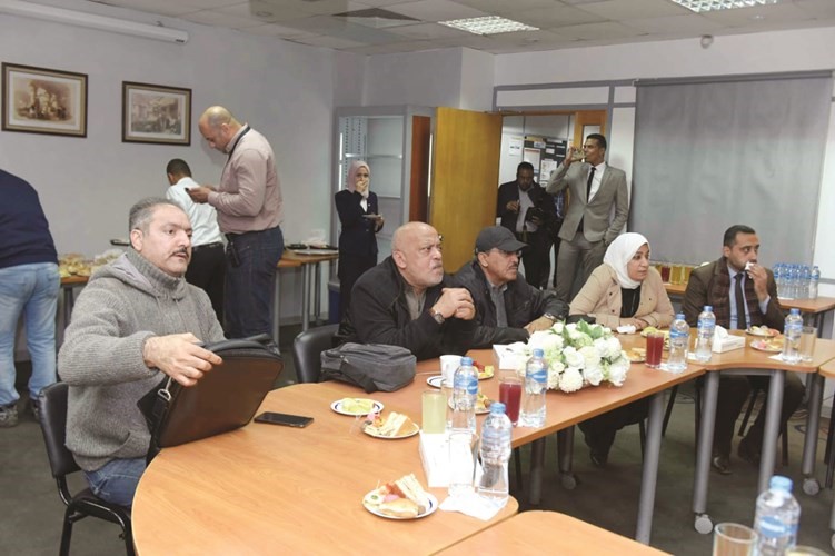 الوفد الصحافي خلال الجولة على شركة قناة السويس للحاويات ويبدو سكرتير تحرير الشؤون البرلمانية الزميل حسين الرمضان﻿