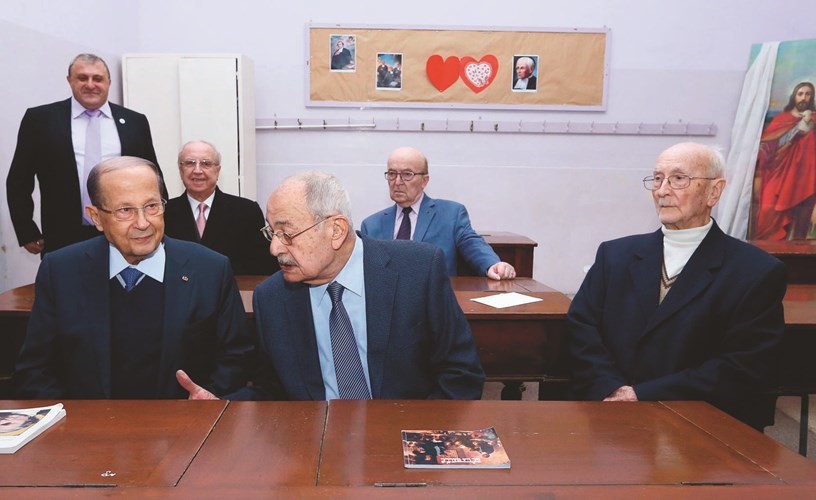 الرئيس ميشال عون مع عدد من رفاق الدراسة في القلب الاقدس خلال الاحتفال باليوبيل الـ125 للمدرسة -(محمود الطويل)﻿