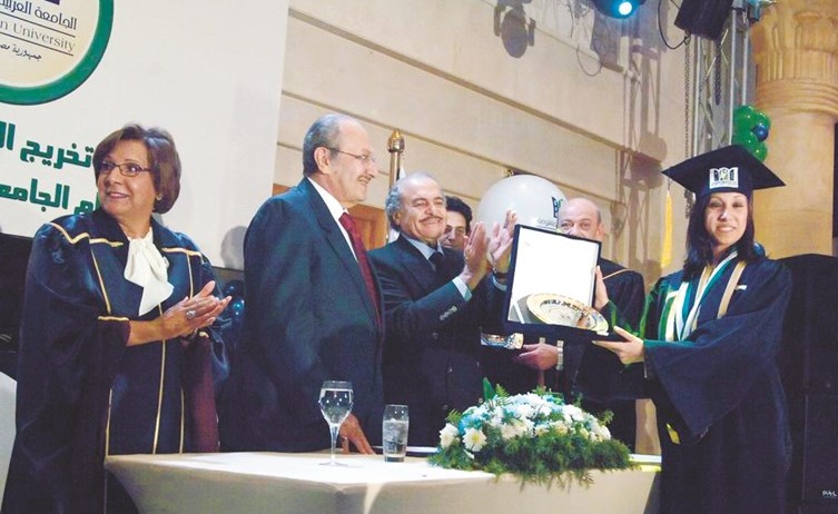 الأمير طلال بن عبد العزيز - رحمه الله- يكرم احدى الطالبات خلال احتفال الجامعة العربية المفتوحة باول دفعة من خريجيها بمصر بحضور د.موضي الحمود﻿
