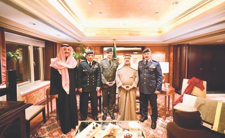 الشيخ ناصر صباح الأحمد مستقبلا رئيس وأعضاء المكتب العسكري الكويتي بالصين ﻿
