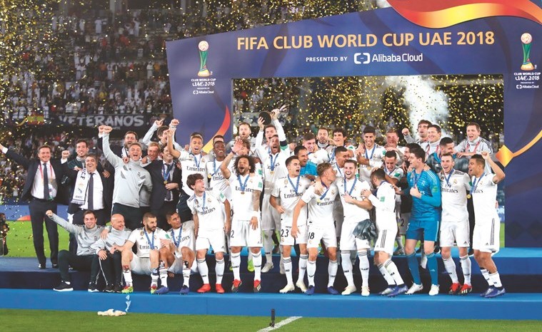 فرحة فريق ريال مدريد الإسباني بتتويجه باللقب الرابع في بطولة كأس العالم للأندية 	(ا.ف.پ)﻿