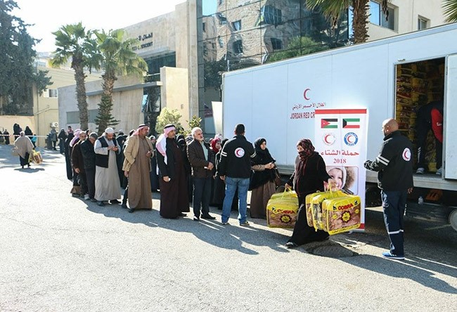 الهلال الأحمر يوزع مساعدات نقدية وعينية على اللاجئين السوريين في الأردن