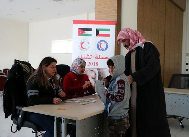 الهلال الأحمر يوزع مساعدات نقدية وعينية على اللاجئين السوريين في الأردن