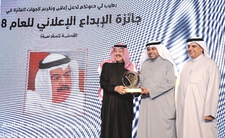 تكريم يوسف الجاسم من وزير الإعلام محمد الجبري﻿