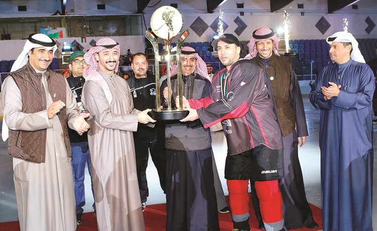 لحظة تسليم كأس البطولة لقائد فريق ابو ظبي ستورم﻿
