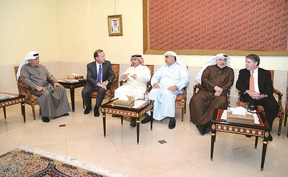 النواب خليل الصالح وخالد الشطي وأحمد الفضل مع نيل بوش وفؤاد دشتي﻿