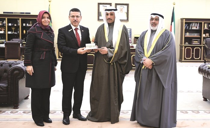 رئيس مجلس الأمة مرزوق الغانم مستقبلا عادل الصرعاوي ورئيس محكمة الحسابات في جمهورية تركيا﻿