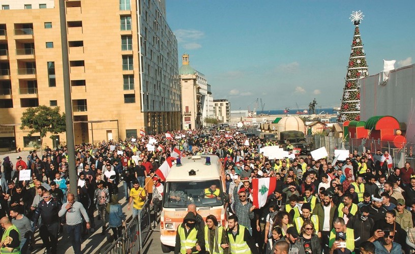 ناشطون لبنانيون يلبسون السترات الصفراء يحتجون على الفساد وسط بيروت	(محمود الطويل) ﻿