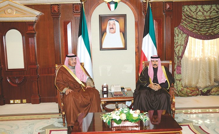 سمو ولي العهد الشيخ نواف الاحمد خلال استقباله الشيخ صباح الخالد ﻿